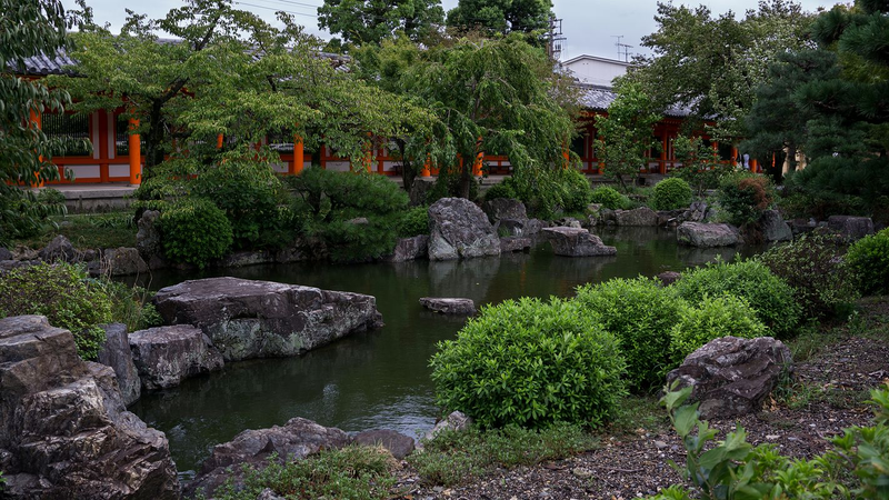 Sanjusangen-do Temple garden